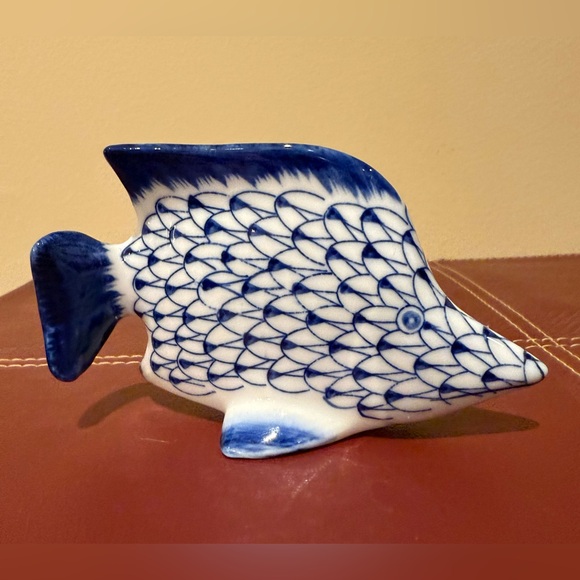 Vintage Porcelain Blue & White Fishnet Fish Andrea by Sadek Nautical - Picture 2 of 11